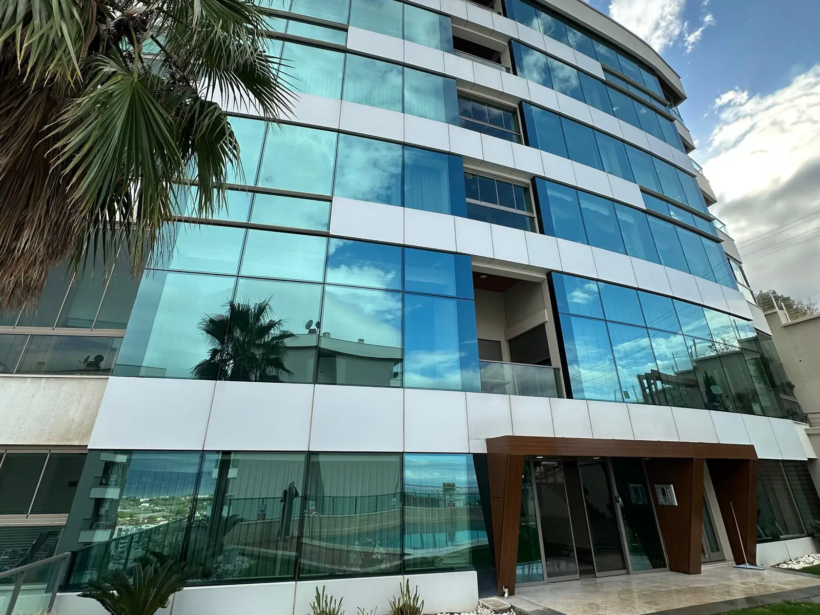 Narlıdere’de Prestijli Sitede Deniz Manzaralı Lüks 4+1 Daire