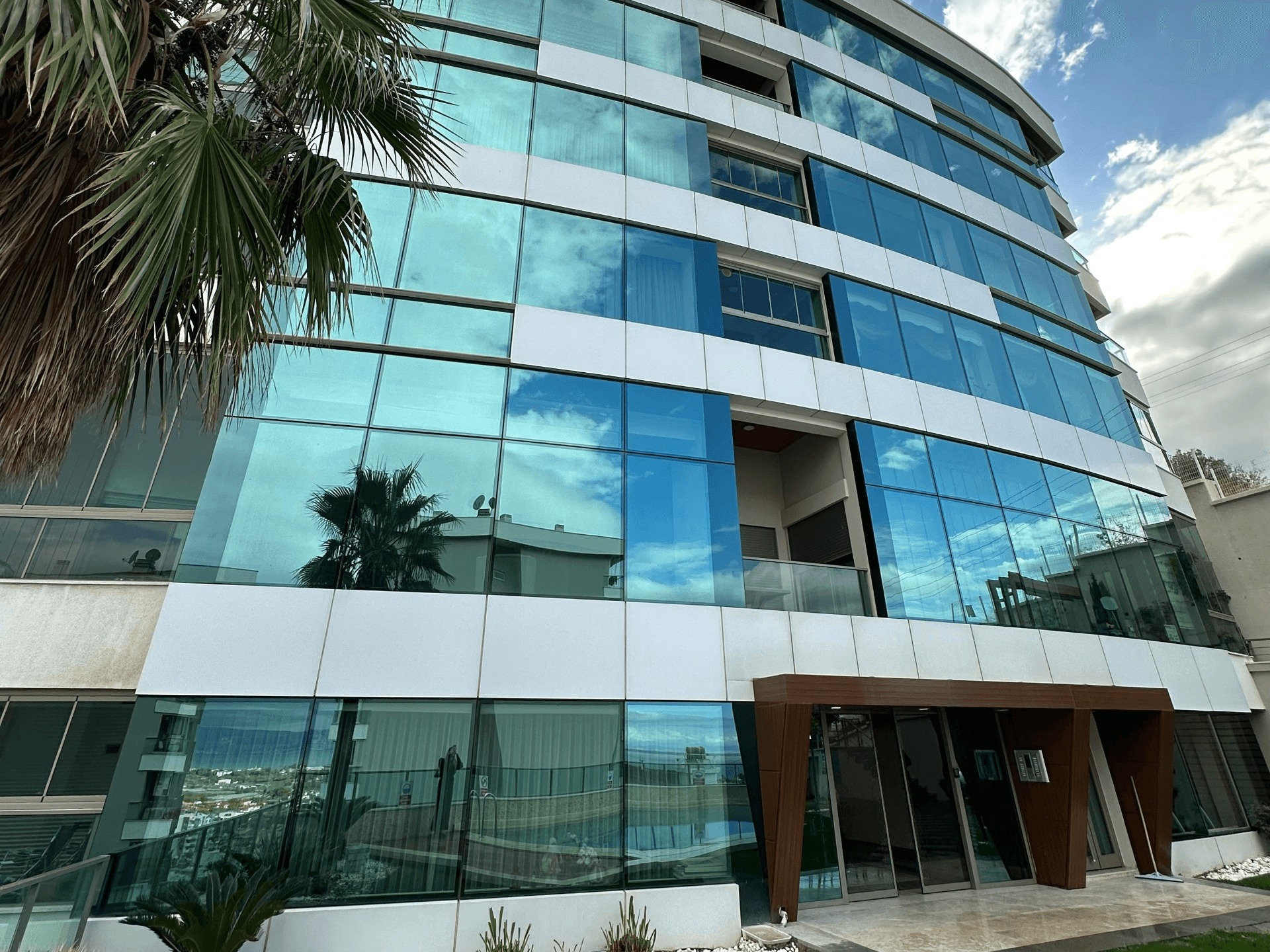 Narlıdere’de Prestijli Sitede Deniz Manzaralı Lüks 4+1 Daire