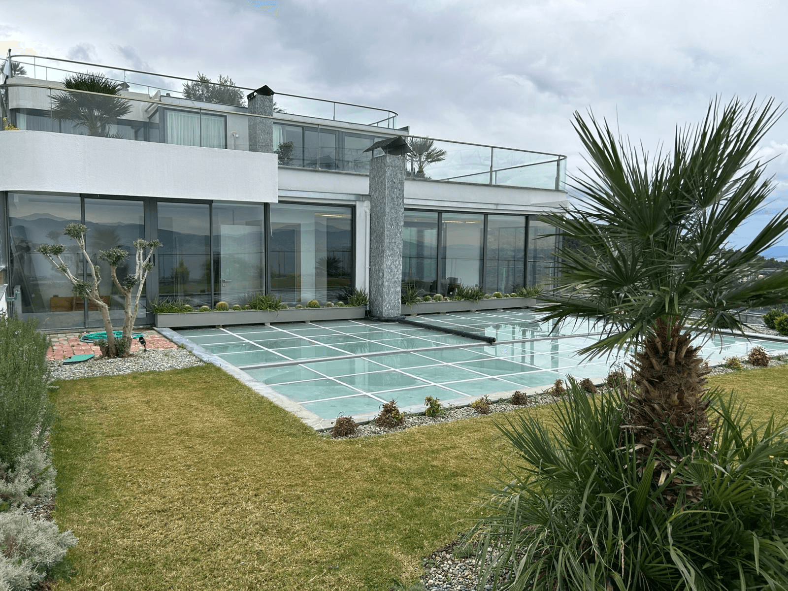 Narlıdere’de Panoramik Deniz Manzaralı Bahçeli Teras Katı